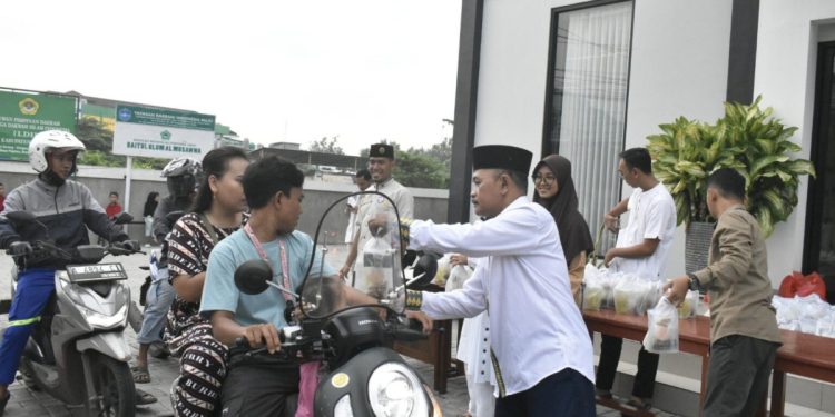 PC LDII Kramatwatu bersama Sako SPN Kecamatan Kramatwatu menggelar bagi takjil di depan gedung DPW LDII Banten, Kramatwatu, Kabupaten Serang, Banten. Foto: LINES.