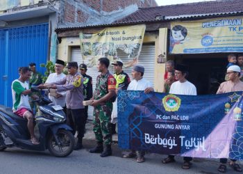 LDII, Persinas ASAD dan Senkom Mitra Polri Bagi Takjil di Surabaya