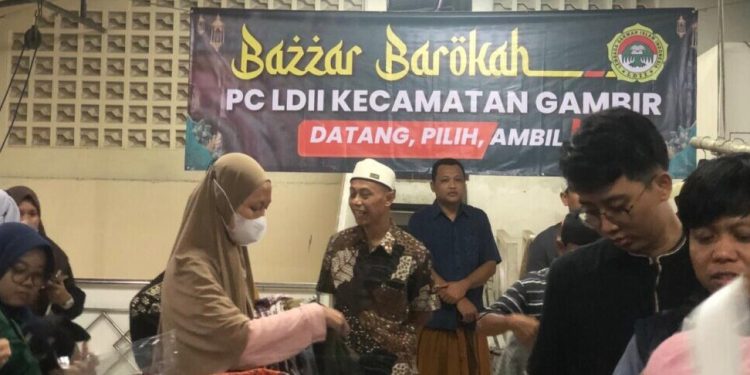PC LDII Kecamatan Gambir mengadakan bazar baju gratis di Masjid Baitul Mansyurin, Jakarta Pusat, pada Kamis (4/4). Foto: LINES.