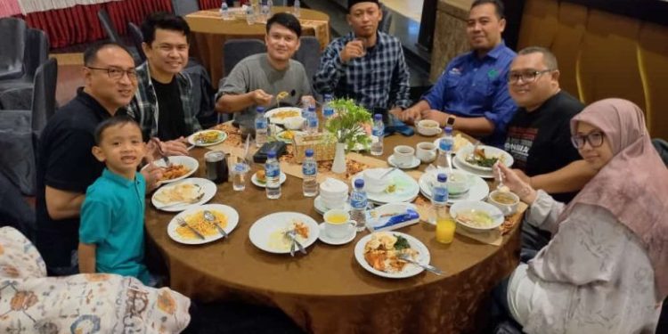 LDII Kutai Timur menyelenggarakan buka bersama dengan tim redaksi Kelompok Kerja (Pokja) LDII News Network (LINES). Foto: LINES.