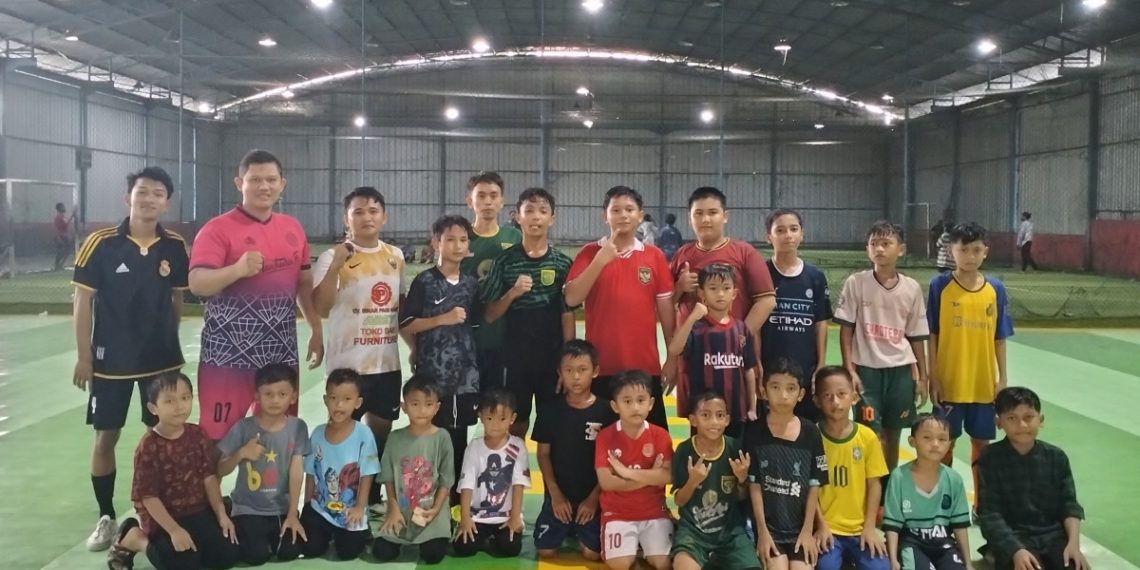 Generasi muda LDII Nabire mengadakan latihan futsal di Nabire, Papua Tengah, pada Minggu (21/4). Foto: LINES.