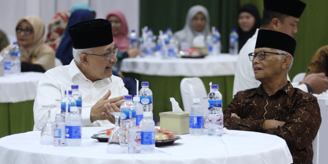 Ketua Umum Majelis Ulama Indonesia (MUI) KH Muhammad Anwar Iskandar berbincang dengan Ketum LDII KH Chriswanto Santoso pada Silaturrahim Syawal 2024 DPW LDII Jawa Timur. Foto: LINES.