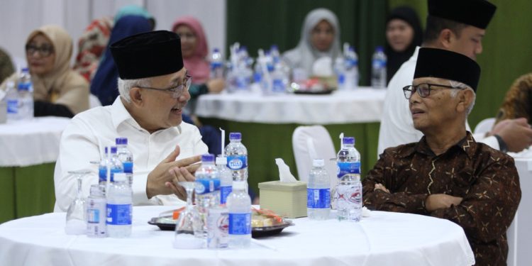 Ketua Umum Majelis Ulama Indonesia (MUI) KH Muhammad Anwar Iskandar berbincang dengan Ketum LDII KH Chriswanto Santoso pada Silaturrahim Syawal 2024 DPW LDII Jawa Timur. Foto: LINES.