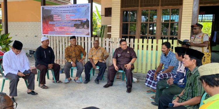 Wakil Bupati Nabire Ismail Djamaluddin mengunjungi kediaman penjaga Mushola (Marbot) Al Mubin, Sulistiyono. Ia menjadi menjadi korban pembakaran rumah saat demo. Foto: LINES.