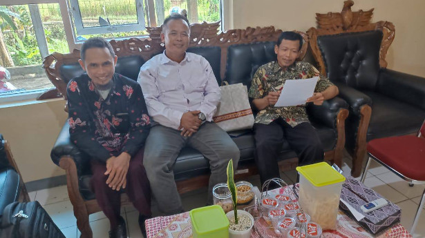 Pengurus PAC LDII Argasoka, Kota Banjarnegara, Jawa Tengah, beraudiensi dengan Lurah Argasoka beserta jajarannya pada Kamis (18/4). Foto: LINES.