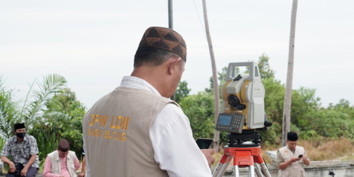 Tim Rukyatul Hilal DPW LDII Kepulauan Bangka Belitung berpartisipasi dalam pemantauan hilal di Pantai Tanjung Raya, Desa Penagan, Kabupaten Bangka pada Selasa (9/4). Foto: LINES.