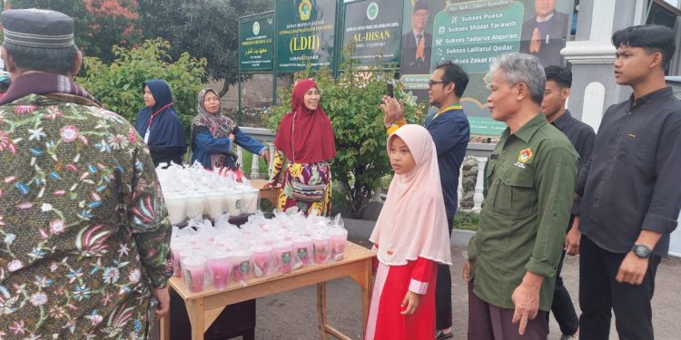 LDII Cianjur membagi takjil dengan melibatkan UMKM. Foto: LINES.