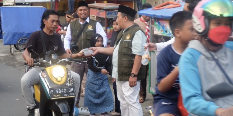 Pimpinan Cabang (PC) LDII Cimanggis bekerja sama dengan PC LDII Tapos, Kota Depok membagikan 1.000 paket takjil pada Jumat, (22/3). Foto: LINES.
