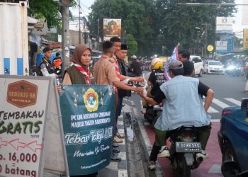 Meriahkan Ramadan, LDII Cimanggis Berbagi Takjil untuk Pengguna Jalan