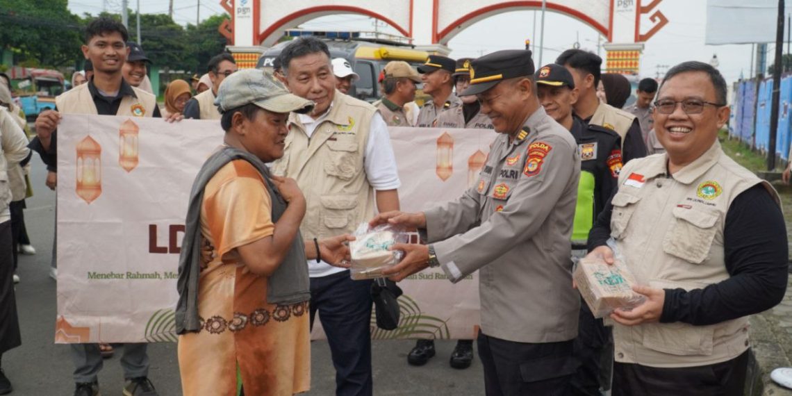 DPW LDII Lampung bekerja sama dengan Polda Lampung, membagian 3.400 paket takjil. Foto: LINES.