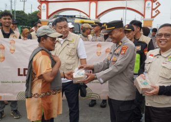LDII Bekerja Sama dengan Polda Lampung Bagikan Ribuan Paket Takjil