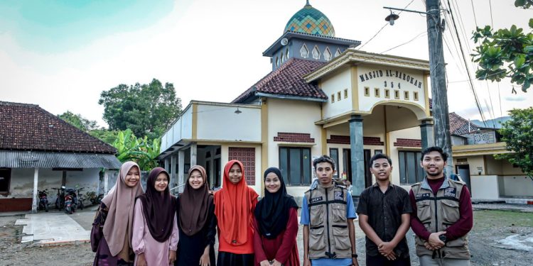 Para pemuda PAC LDII Desa Wonorejo dan karyawan PT Sultan Multi Teknologi menyebarkan takjil di lingkungan sekitar Masjid Al-Barokah, Wonorejo, Trenggalek. Foto: LINES.