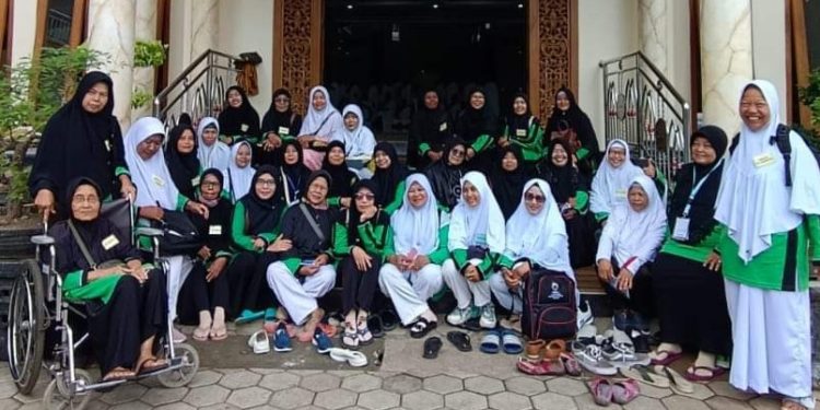 Sejumlah warga LDII Karanganyar, Jawa Tengah mengikuti manasik haji pada Rabu (17/4). Foto: LINES.