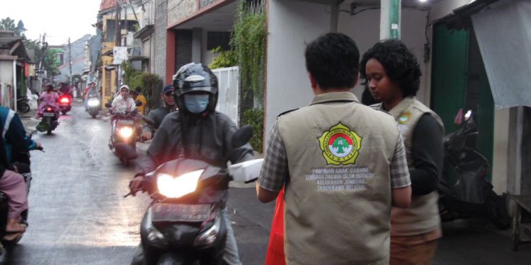 LDII PAC Jombang membagikan ratusan paket takjil kepada masyakat sekitar dan pengendara yang melintas di depan Masjid Baitul Makmur, Jombang, Tangerang Selatan. Foto: LINES.