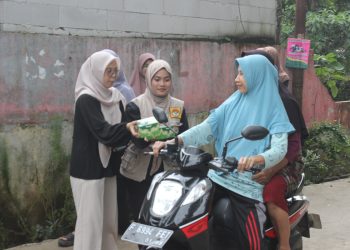 PC LDII Gunung Sindur Bagi-Bagi Takjil Meriahkan Ramadan