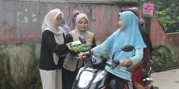 Pengurus Cabang (PC) LDII Gunung Sindur melaksanakan bagi takjil pada Jumat (26/03). Foto: LINES.