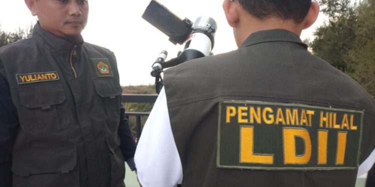 Tim Rukyatul Hilal Lembaga Dakwah Islam Indonesia (LDII) Provinsi Aceh melakukan rukyatul hilal yang digelar oleh Kantor Wilayah Kementerian Agama Provinsi Aceh. Foto: LINES.