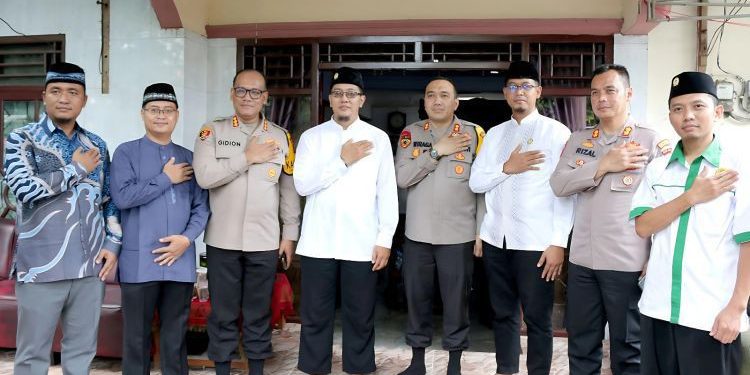 Kapolres Metro Jakarta Utara Kombes Pol Gidion Arif Setyawan silaturahim dengan Ketua DPD LDII Jakarta Utara, Pudya Sanjaya, pada Kamis (11/4). Foto: LINES.