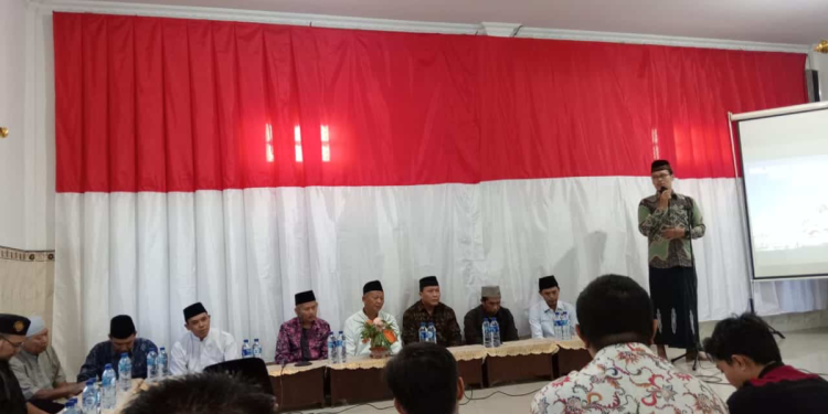 Kasi Bimas Islam Kantor Kemenag Tabanan, Prawoto mengajak peserta “Safari Ramadan Pemkab Tabanan” untuk meningkatkan ukhuwah Islamiyah. Foto: LINES.