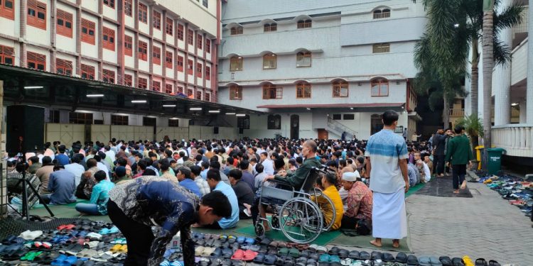 Ribuan santri dan guru serta pengurus Pondok Pesantren (Ponpes) Wali Barokah serta warga sekitar memadati halaman ponpes untuk salat Idul Fitri 1445H. Foto: LINES.