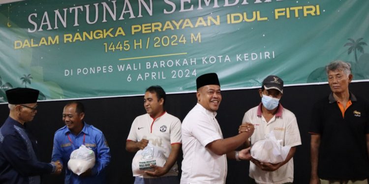 Pondok Pesantren (Ponpes) Wali Barokah Kota Kediri kembali membagikan santunan paket sembako untuk warga sekitar pondok, pada Sabtu (6/4). Foto: LINES.