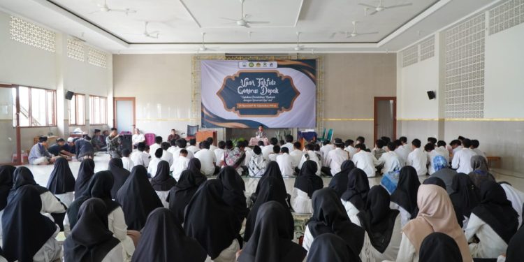 Untuk meningkatkan kecintaan terhadap Al Quran, LDII Depok menggelar ujian tahfidz Alquran, (24/3) di Gedung Kutubusittah, Kalimulya, Depok. Foto: LINES.