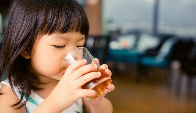 Balita minum teh