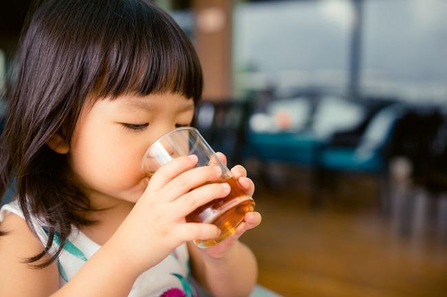 Balita minum teh