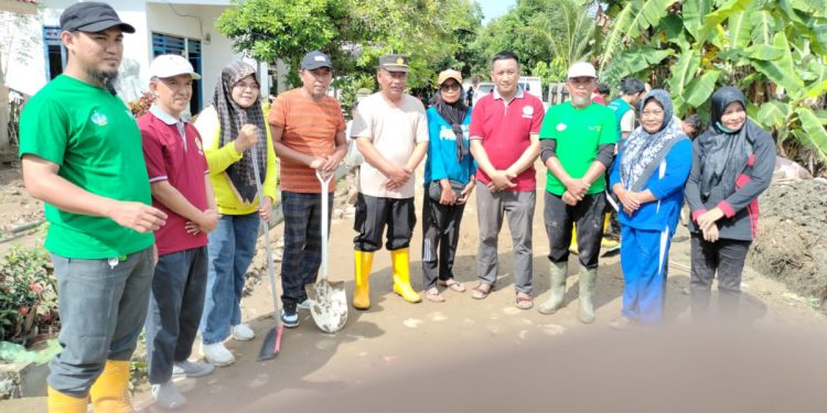 Camat Bersama PC LDII Belopa menghelat kerja bakti setelah bencana banjir menerpa Desa Kurrusumange dan Balubu. Foto: LINES.
