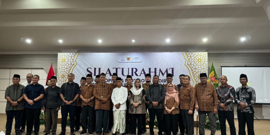 Penjabat (PJ) Wali Kota Kediri, Zanariah mengukuhkan kepengurusan Forum Kerukunan Umat Beragama (FKUB) Kota Kediri. Foto: LINES.
