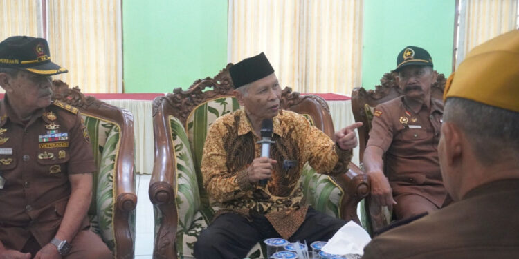 Ketua Pondok Pesantren (Ponpes) Wali Barokah Kota Kediri KH. Sunarto menerima kunjungan silaturahim Legiun Veteran Republik Indonesia (LVRI) Cabang Kediri. Foto: LINES.
