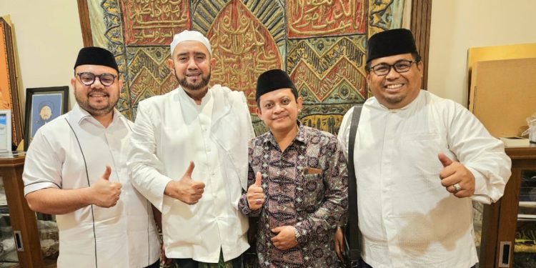 Rabu 29 Mei 2024, silaturahim ke Habib Syeh di Pasar Kliwon Solo,  ditemani ketua DPD Surakarta H. Muh Zain. Foto: LINES.