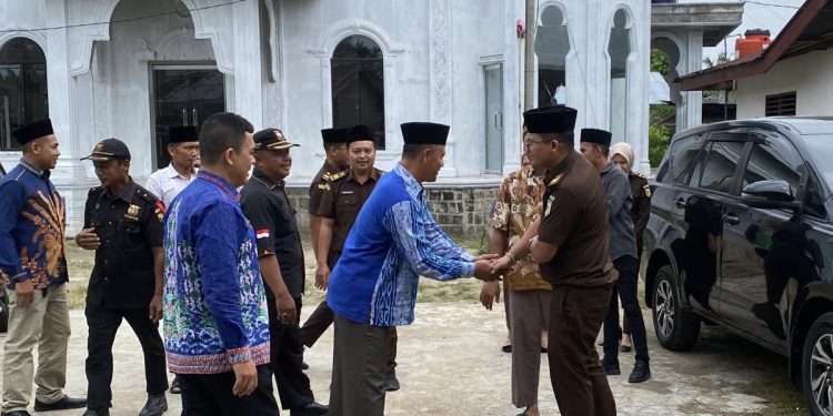 Pengawas Aliran Kepercayaan Masyarakat (Pakem) Kejaksaan Negeri (Kejari) Labuhanbatu, Forum Komunikasi Umat Beragama (FKUB) dan Badan Kesatuan Bangsa dan Politik (Bakesbangpol) Pemkab Labuhanbatu berkunjung ke Aula Bina Ikhsan, DPD LDII Labuhanbatu. Foto: LINES.