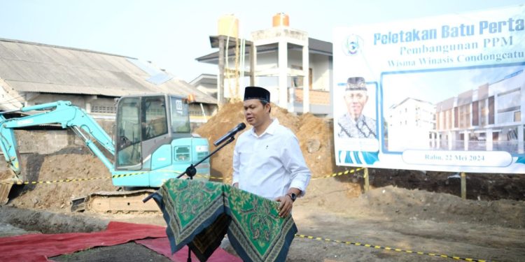 Panewu Depok, Wawan Widiantoro, meletakkan batu pertama pembangunan Pondok Pesantren Mahasiswa (PPM) Wisma Winasis, naungan PC LDII Kapanewon Depok. Foto: LINES.