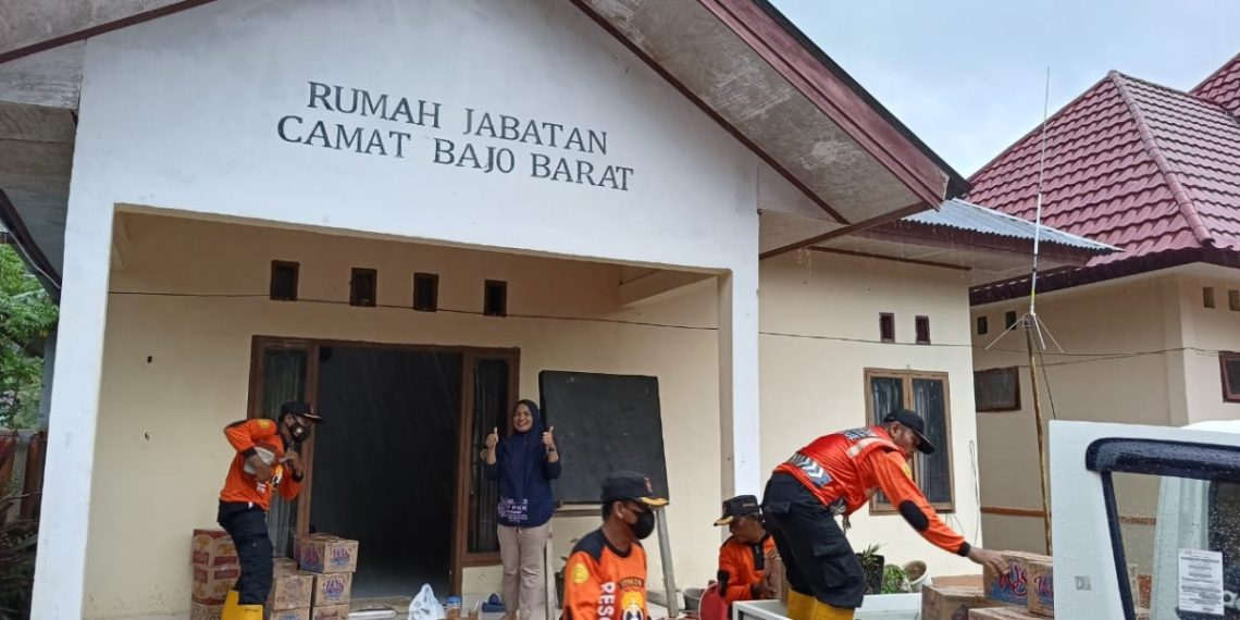 Kepala Badan Kesatuan Bangsa dan Politik (Bakesbangpol) Kabupaten Luwu, Kamal mengapresiasi LDII Kabupaten Luwu atas pendirian Posko Relawan LDII. Foto: LINES.