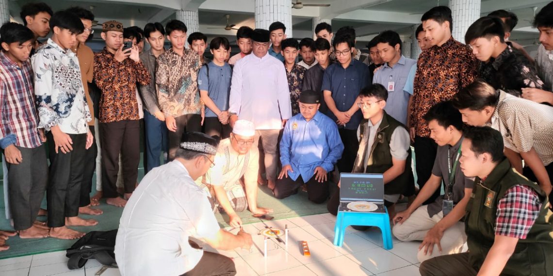 Ponpes Wali Barokah mengikuti “Gerakan Hari Sejuta Kiblat” dengan kembali mengukur arah kiblat untuk memastikan arah kiblat yang benar. Foto: LINES.