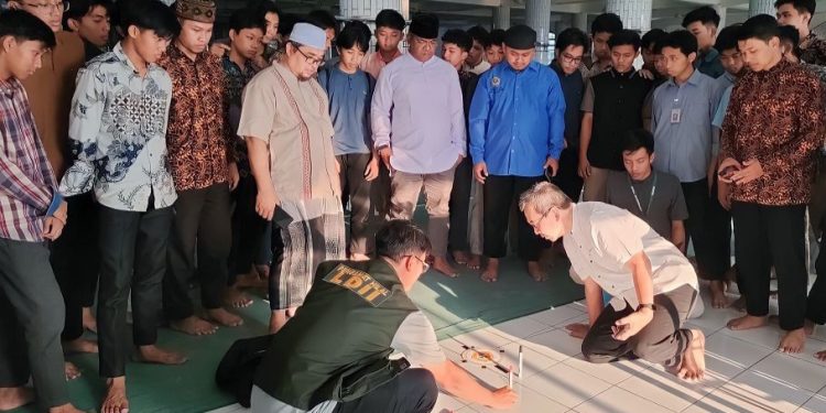 Mengukur kembali kiblat juga dilaksanakan Ponpes Wali Barokah Kediri dan DPD LDII Kota Kediri di Masjid Baitul A’la, Ponpes Wali Barokah, Kediri, Jawa Timur. Foto: LINES.