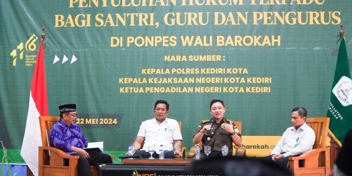 Ponpes Wali Barokah bersama DPD LDII Kota Kediri menggelar “Penyuluhan Hukum Terpadu” kepada ratusan santri, guru dan pengurus. Foto: LINES.