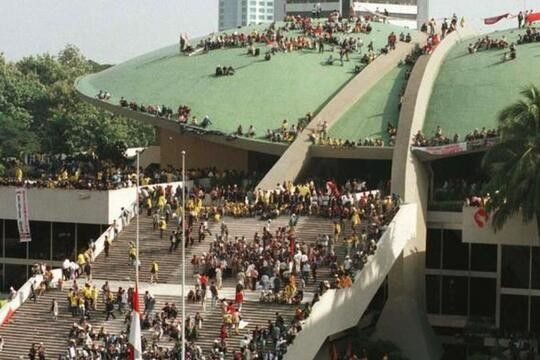 Gedung DPR diduduki para mahasiswa yang menuntut mundur Soeharto dari jabatan presiden. Pada 21 Mei 1998 akhirnya Suharto mengundurkan diri dan diganti B.J Habibie sebagai presiden ketiga Indonesia. Foto: Pinterest.