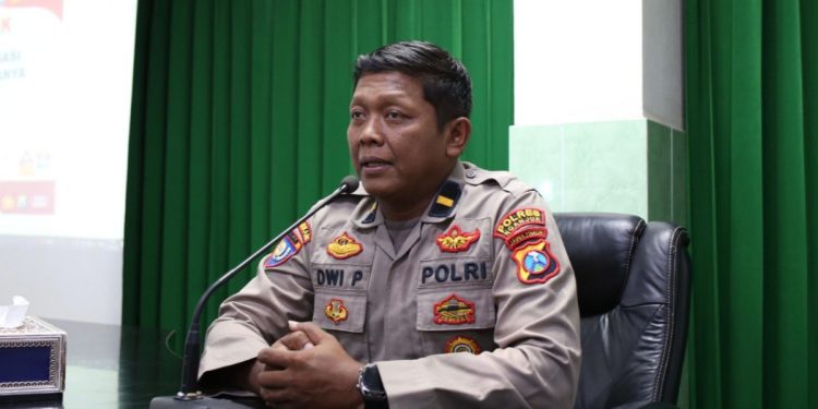 Kepolisian Resor Nganjuk yang diwakili Kaurbinop Binmas, Inspektur Dua (Ipda) Dwi Purnomo mengunjungi Pondok Pesantren (Ponpes) Al Ubaidah, Kertosono, Nganjuk, Jawa Timur. Foto: LINES.