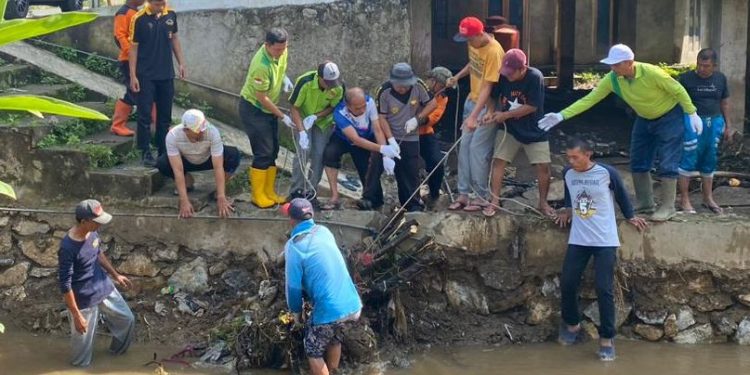 DPD LDII Sumatera Barat (Sumbar) menurunkan sejumlah relawan untuk bergotong royong dengan masyarakat membersihkan lokasi yang terdampak bencana banjir bandang dan lahar dingin Gunung Marapi. Foto: LINES.