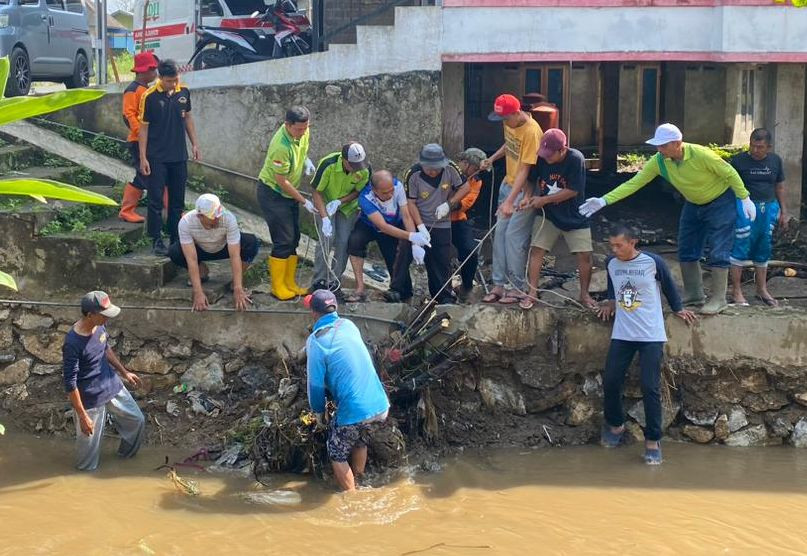 DPD LDII Sumatera Barat (Sumbar) menurunkan sejumlah relawan untuk bergotong royong dengan masyarakat membersihkan lokasi yang terdampak bencana banjir bandang dan lahar dingin Gunung Marapi. Foto: LINES.