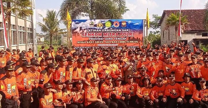 Senkom Mitra Polri Jawa Tengah menggelar apel pasukan di Masjid Baitur Rochman, Ngemplak, Karanganyar. Foto: LINES.