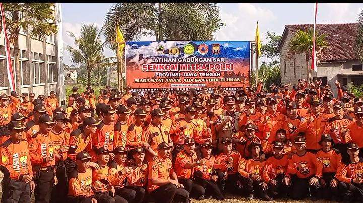 Senkom Mitra Polri Jawa Tengah menggelar apel pasukan di Masjid Baitur Rochman, Ngemplak, Karanganyar. Foto: LINES.