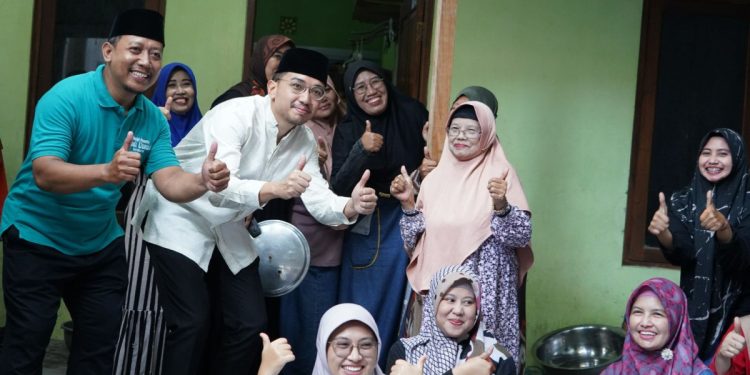 Adipati Pura Mangkunegaran, Kanjeng Gusti Pangeran Adipati Aria (KGPAA) Mangkunegara X, yang biasa disapa Gusti Bhre, menyerahkan seekor sapi kepada Pondok Pesantren Budi Utomo, Surakarta. Foto: LINES.