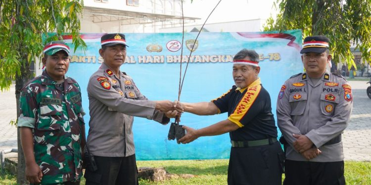 Polres Nganjuk merayakan HUT Bhayangkara dengan menanam pepohonan di Ponpes Millenium Alfiena, Lengkong. Foto: LINES.