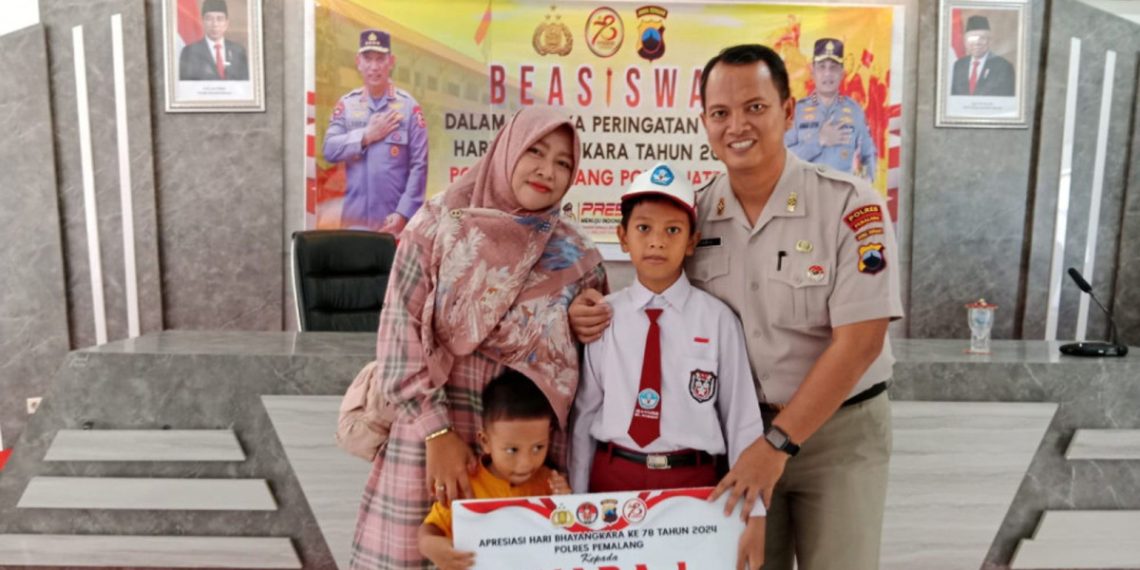 Salah generasi muda PAC LDII Patarukan, Pemalang, Jawa Tengah, Yarasyima Alamgir meraih bantuan dana pendidikan (beasiswa) bagi putra-putri Pegawai Negeri Pada Polri. Foto: LINES.