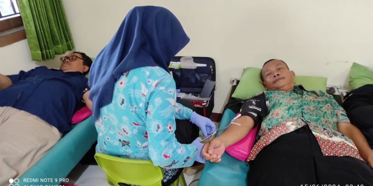 Memperingati Hari Donor Darah Sedunia yang jatuh pada tanggal 14 Juni, DPD LDII Kabupaten Klaten menggelar aksi sosial donor darah di gedung DPD LDII Kabupaten Klaten, Jawa Tengah pada Sabtu, (15/6). Foto: LINES.