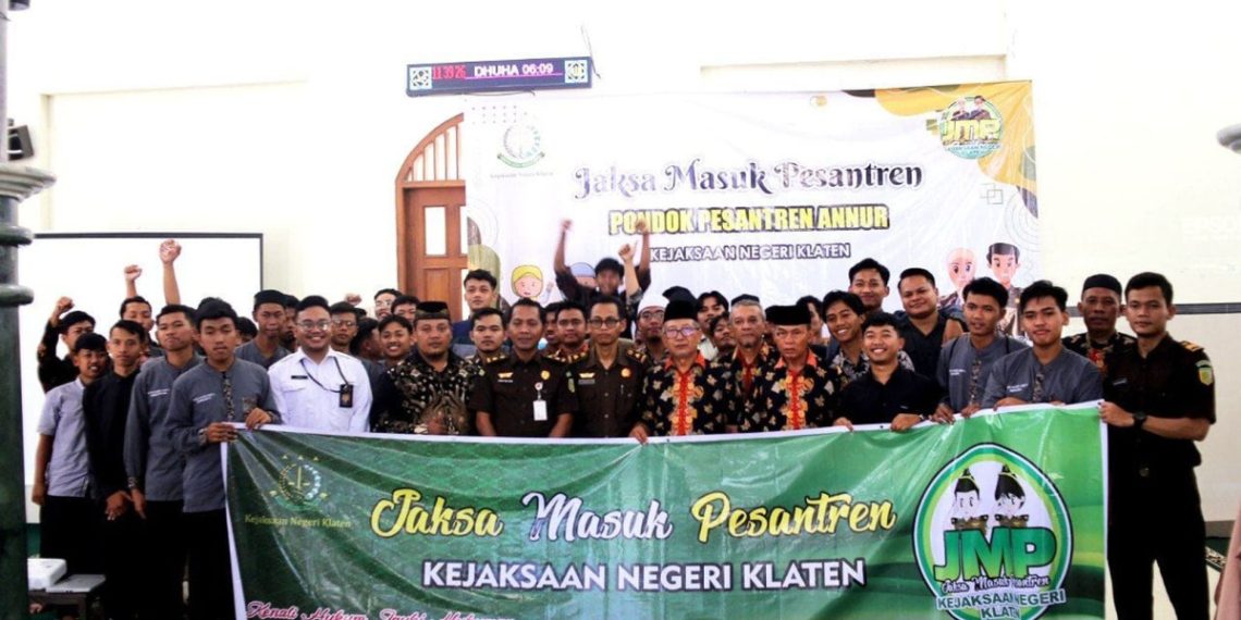 Kejaksaan Negeri (Kejari) Klaten melaksanakan program Jaksa Masuk Pesantren di Pondok Pesantren (Ponpes) Annur Polanharjo, yang berada di bawah naungan DPD LDII Klaten, Jawa Tengah. Foto: LINES.