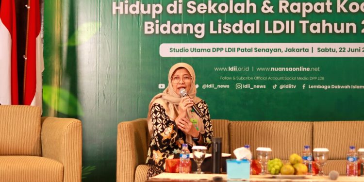 Kepala Pusat Pengembangan Generasi Lingkungan Hidup dan Kehutanan (PGLHK) Kementerian Lingkungan Hidup dan Kehutanan, Sinta Saptarina, dalam “Sosialisasi Gerakan Peduli dan Berbudaya Lingkungan Hidup di Sekolah” yang digelar oleh DPP LDII. Foto: LINES.